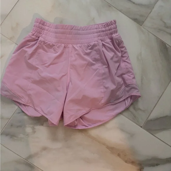 AS NEW LULULEMON PINK HOTTY HOT SHORTS SZ 4 - Picture 2 of 2